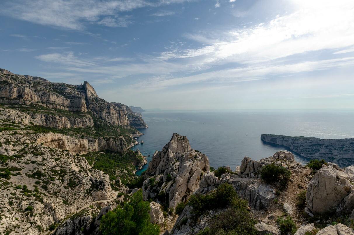 vue d'une île lointaine et d'un télescope