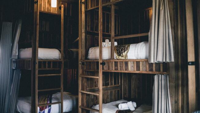 Chambre à coucher avec deux lits superposés en bois.